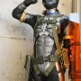 Chica Cosplay Metal Gear Solid saludando